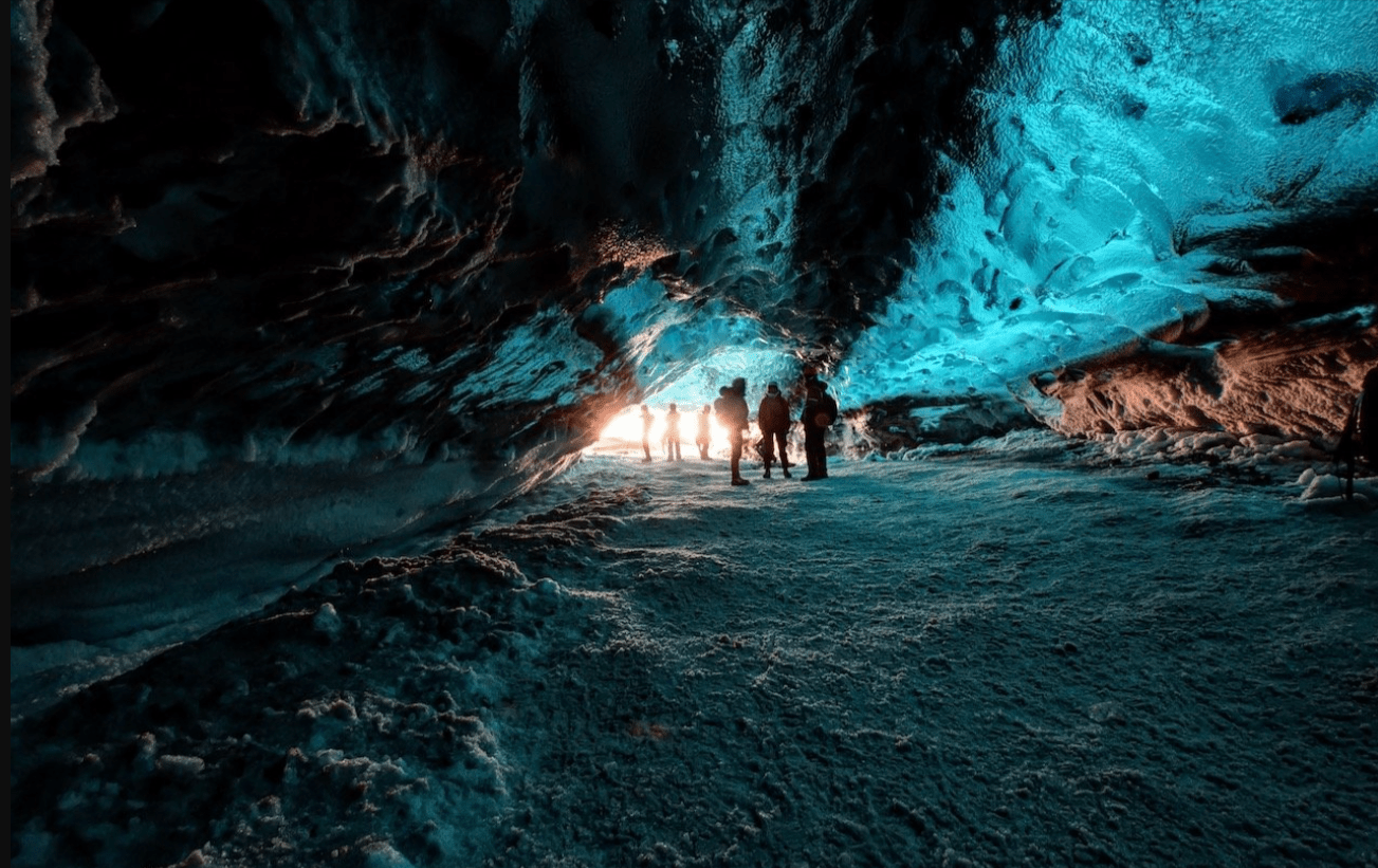 Road Tripping to V&iacute;k &iacute; M&yacute;rdal: Black Sand Beaches and Secret Caves